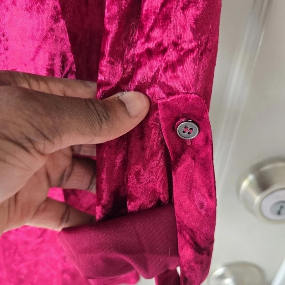 Crystal Boutique Crushed Velvety Blouse Sz M Red Roll Tab Sleeve V Neck New - Picture 5 of 11